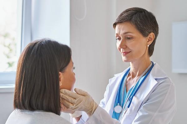 Cancerul laringian - cauze, simptome, diagnostic, tratament