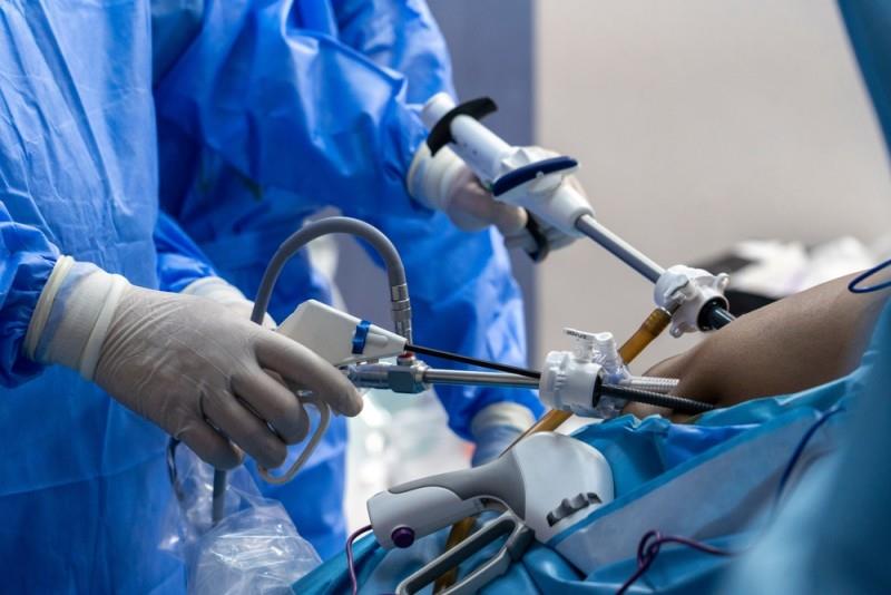 Chirurgia robotică vs. chirurgia laparoscopică: principalele diferențe și avantaje pentru pacienți