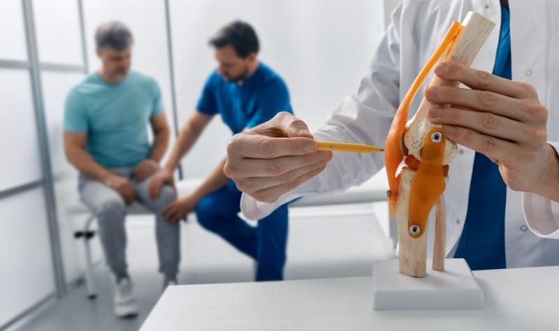Entorsa la genunchi: cauze, simptome, diagnosticare și opțiuni de tratament