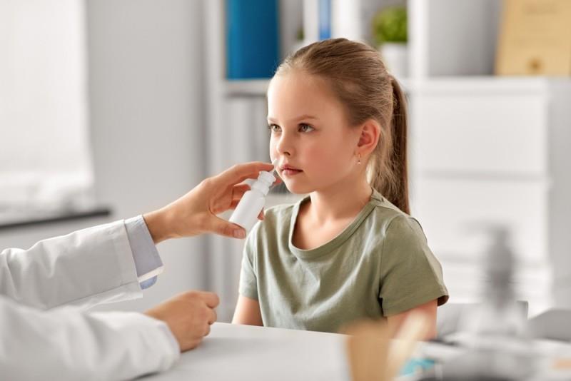 Rinita alergică (febra fânului): cauze, simptome și opțiuni de tratament