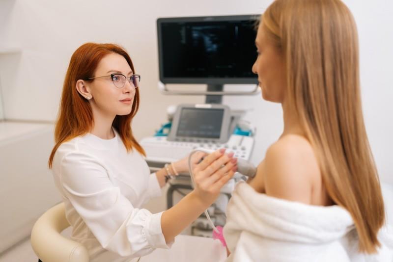 Mamografie cu tomosinteză vs ecografie mamară: care este diferența?